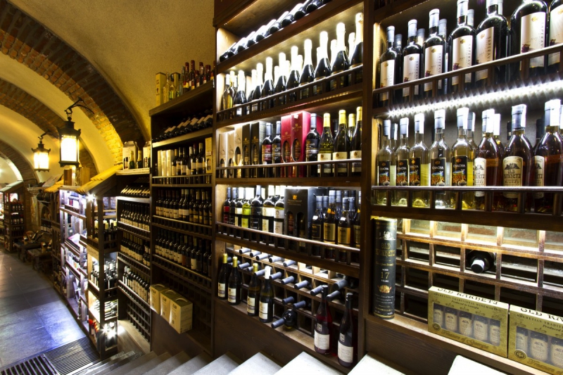 bar-LA GARDE FREINET-min_world_street_travel_shop_canon_georgia_wine_bottles-429767